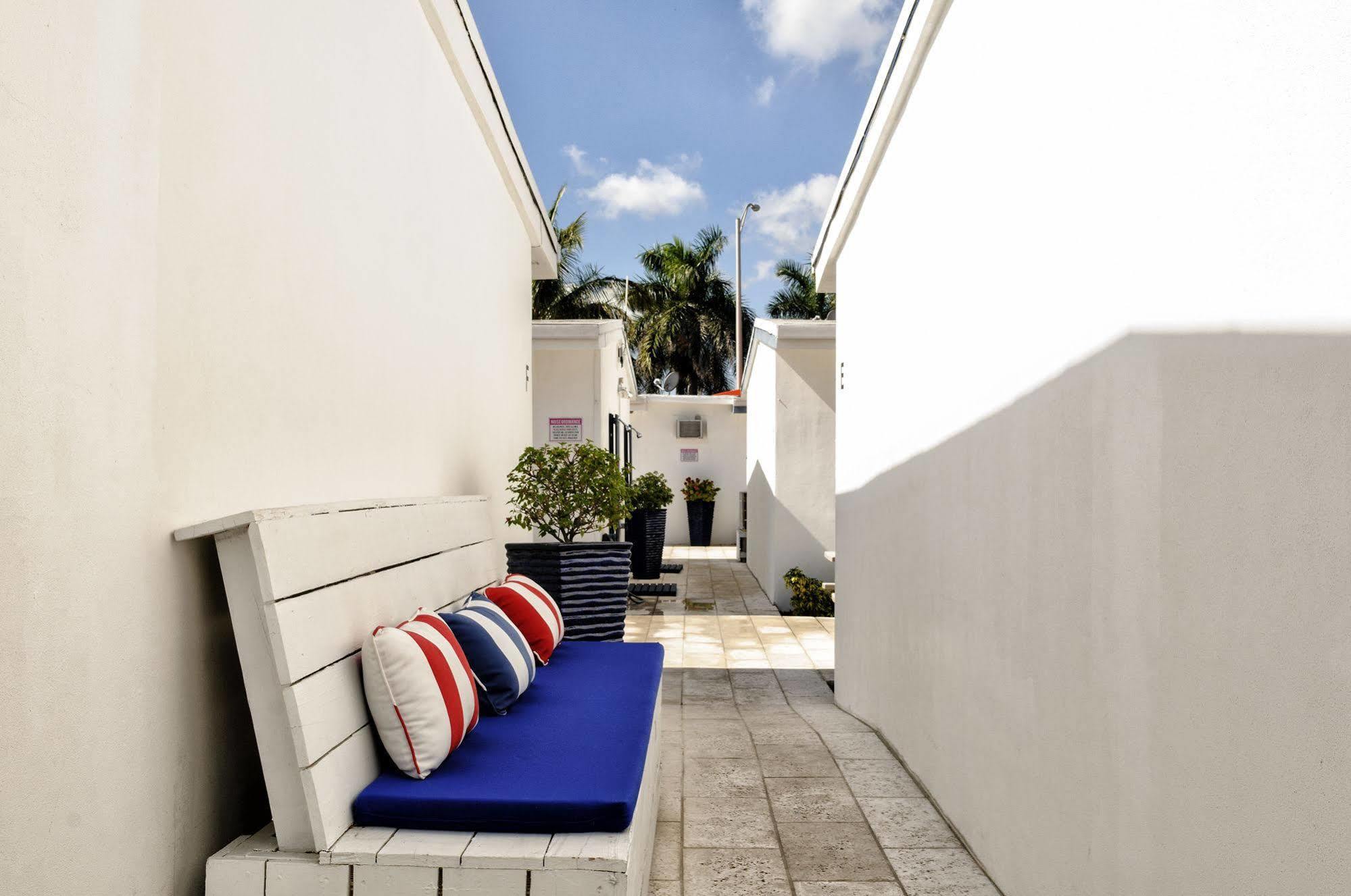 Hollywood Beach Suites And Hotel Exterior photo